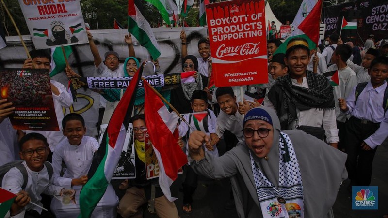 Massa aksi solidaritas untuk Palestina malakukan demonstrasi di depan Kedutaan Besar Amerika Serikat (AS), Jalan Medan Merdeka Selatan, Jakarta, Selasa (7/10/2025). (CNBC Indonesia/Faisal Rahman)