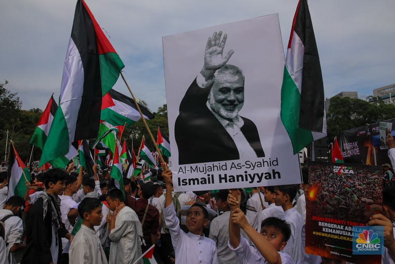 Massa aksi solidaritas untuk Palestina malakukan demonstrasi di depan Kedutaan Besar Amerika Serikat (AS), Jalan Medan Merdeka Selatan, Jakarta, Selasa (7/10/2025). (CNBC Indonesia/Faisal Rahman)