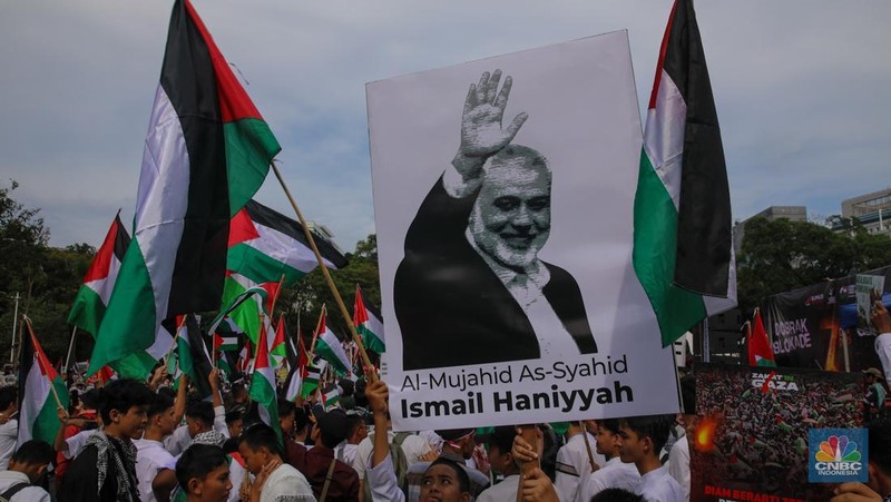 Massa aksi solidaritas untuk Palestina malakukan demonstrasi di depan Kedutaan Besar Amerika Serikat (AS), Jalan Medan Merdeka Selatan, Jakarta, Selasa (7/10/2025). (CNBC Indonesia/Faisal Rahman)
