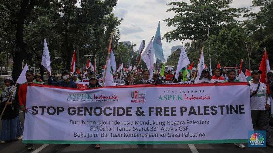 Massa aksi solidaritas untuk Palestina malakukan demonstrasi di depan Kedutaan Besar Amerika Serikat (AS), Jalan Medan Merdeka Selatan, Jakarta, Selasa (7/10/2025). (CNBC Indonesia/Faisal Rahman)