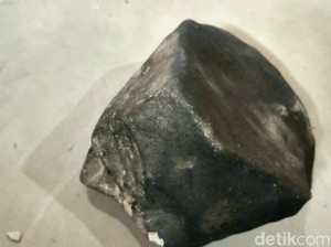 Penampakan Batu Hitam Diduga Meteor Jatuh di Pekarangan Warga Tegal