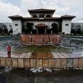 Pemandangan sepi Gedung Parlemen yang dibakar oleh para pengunjuk rasa selama protes pada bulan September terhadap korupsi yang menggulingkan pemerintah, di Kathmandu, Nepal, 7 Oktober 2025. REUTERS/Navesh Chitrakar