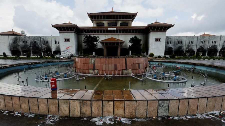 Pemandangan sepi Gedung Parlemen yang dibakar oleh para pengunjuk rasa selama protes pada bulan September terhadap korupsi yang menggulingkan pemerintah, di Kathmandu, Nepal, 7 Oktober 2025. REUTERS/Navesh Chitrakar