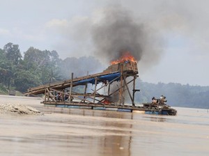 Penertiban PETI di Kuansing Sempat Memanas, 43 Rakit Dimusnahkan
