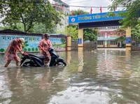 Potret Topan Gulung Tetangga RI, Sekolah Tutup-Jalan Jadi 