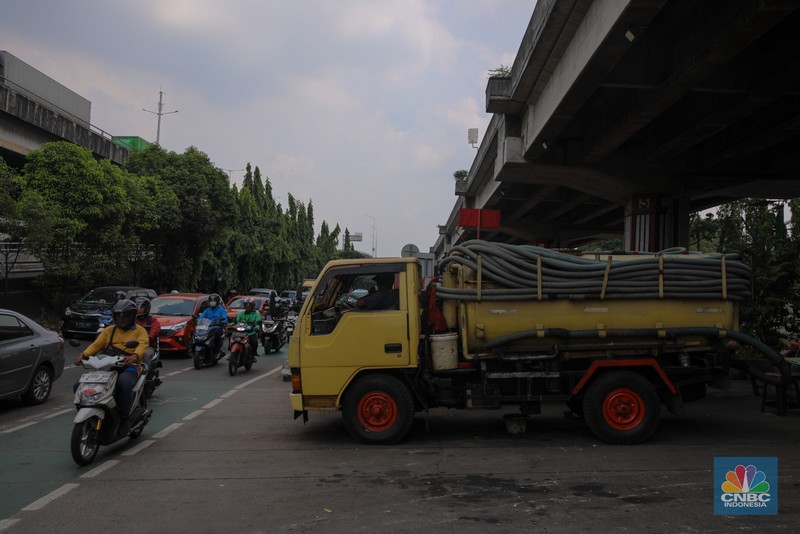 Para penyedia jasa sedot WC saat ini tengah mengeluhkan sepinya orderan dan ditinggal pelanggan di kawasan Jakarta, pada Selasa (7/10/2025). (CNBC Indonesia/Faisal Rahman)