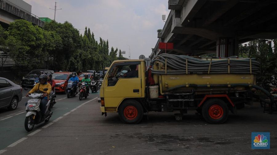 Para penyedia jasa sedot WC saat ini tengah mengeluhkan sepinya orderan dan ditinggal pelanggan di kawasan Jakarta, pada Selasa (7/10/2025). (CNBC Indonesia/Faisal Rahman)