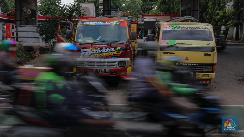 Para penyedia jasa sedot WC saat ini tengah mengeluhkan sepinya orderan dan ditinggal pelanggan di kawasan Jakarta, pada Selasa (7/10/2025). (CNBC Indonesia/Faisal Rahman)