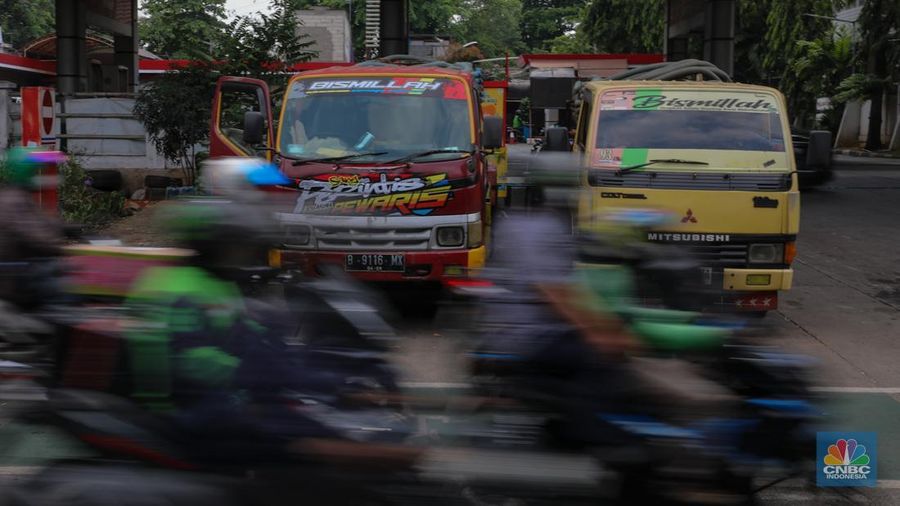 Para penyedia jasa sedot WC saat ini tengah mengeluhkan sepinya orderan dan ditinggal pelanggan di kawasan Jakarta, pada Selasa (7/10/2025). (CNBC Indonesia/Faisal Rahman)