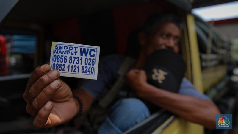 Para penyedia jasa sedot WC saat ini tengah mengeluhkan sepinya orderan dan ditinggal pelanggan di kawasan Jakarta, pada Selasa (7/10/2025). (CNBC Indonesia/Faisal Rahman)