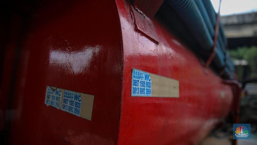 Para penyedia jasa sedot WC saat ini tengah mengeluhkan sepinya orderan dan ditinggal pelanggan di kawasan Jakarta, pada Selasa (7/10/2025). (CNBC Indonesia/Faisal Rahman)