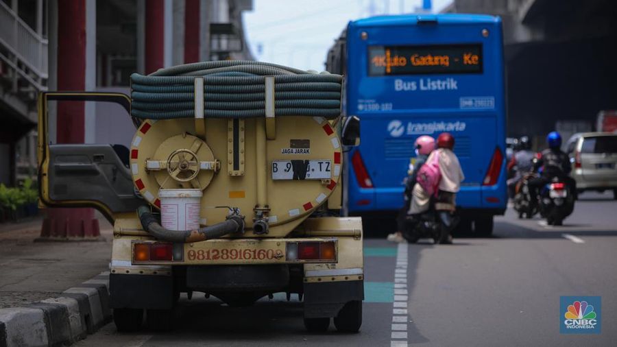 Para penyedia jasa sedot WC saat ini tengah mengeluhkan sepinya orderan dan ditinggal pelanggan di kawasan Jakarta, pada Selasa (7/10/2025). (CNBC Indonesia/Faisal Rahman)
