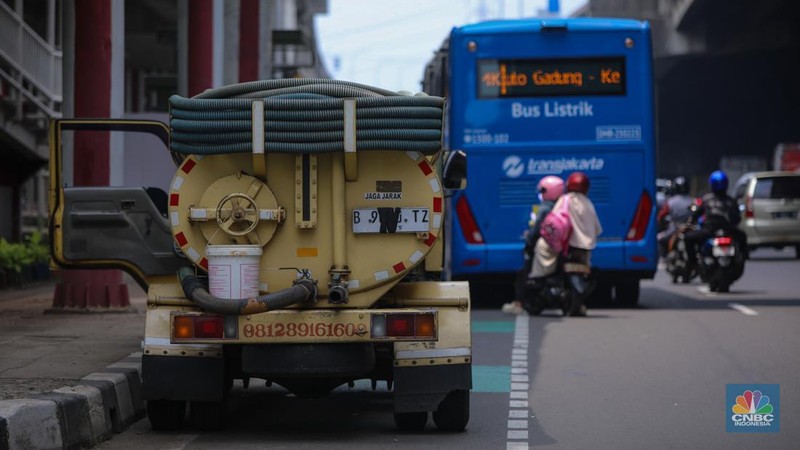 Para penyedia jasa sedot WC saat ini tengah mengeluhkan sepinya orderan dan ditinggal pelanggan di kawasan Jakarta, pada Selasa (7/10/2025). (CNBC Indonesia/Faisal Rahman)
