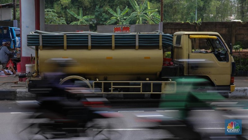 Para penyedia jasa sedot WC saat ini tengah mengeluhkan sepinya orderan dan ditinggal pelanggan di kawasan Jakarta, pada Selasa (7/10/2025). (CNBC Indonesia/Faisal Rahman)