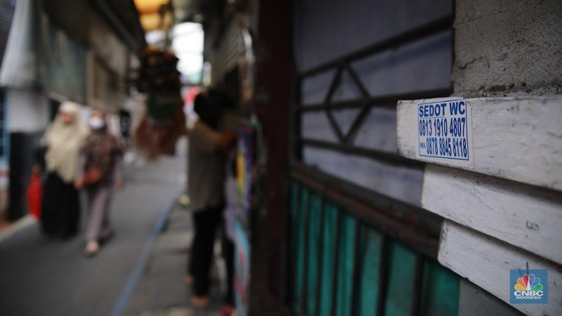 Para penyedia jasa sedot WC saat ini tengah mengeluhkan sepinya orderan dan ditinggal pelanggan di kawasan Jakarta, pada Selasa (7/10/2025). (CNBC Indonesia/Faisal Rahman)