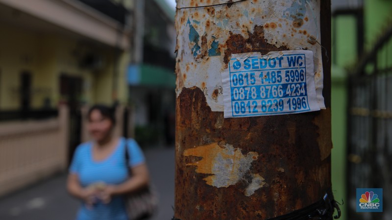 Para penyedia jasa sedot WC saat ini tengah mengeluhkan sepinya orderan dan ditinggal pelanggan di kawasan Jakarta, pada Selasa (7/10/2025). (CNBC Indonesia/Faisal Rahman)