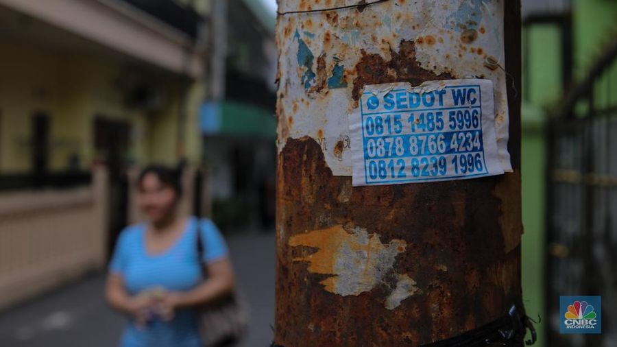 Para penyedia jasa sedot WC saat ini tengah mengeluhkan sepinya orderan dan ditinggal pelanggan di kawasan Jakarta, pada Selasa (7/10/2025). (CNBC Indonesia/Faisal Rahman)