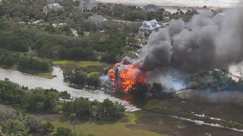 Pemandangan menunjukkan rumah Hakim Carolina Selatan Diane Goodstein di Pantai Edisto terbakar, Carolina Selatan, AS, 4 Oktober 2025, dalam gambar diam yang diperoleh dari video media sosial. (Robby Borden/TMX/via REUTERS)