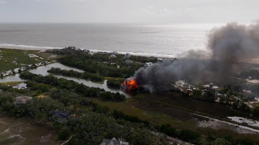 Pemandangan menunjukkan rumah Hakim Carolina Selatan Diane Goodstein di Pantai Edisto terbakar, Carolina Selatan, AS, 4 Oktober 2025, dalam gambar diam yang diperoleh dari video media sosial. (Robby Borden/TMX/via REUTERS)