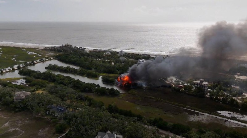 Pemandangan menunjukkan rumah Hakim Carolina Selatan Diane Goodstein di Pantai Edisto terbakar, Carolina Selatan, AS, 4 Oktober 2025, dalam gambar diam yang diperoleh dari video media sosial. (Robby Borden/TMX/via REUTERS)