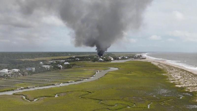 Pemandangan menunjukkan rumah Hakim Carolina Selatan Diane Goodstein di Pantai Edisto terbakar, Carolina Selatan, AS, 4 Oktober 2025, dalam gambar diam yang diperoleh dari video media sosial. (Robby Borden/TMX/via REUTERS)