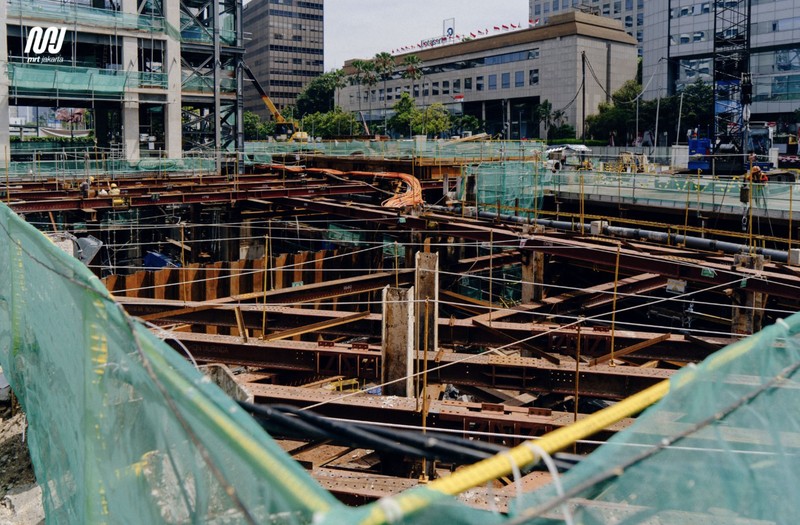 PT MRT Jakarta (Perseroda) kembali menyelesaikan pembangunan terowongan kedua yang menghubungkan kedua stasiun tersebut pada akhir September 2025 dengan menggunakan TBM 2. Kedua terowongan ini menjadi konstruksi terowongan bertingkat kereta bawah tanah pertama di Indonesia. (MRT Jakarta)
