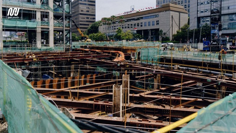 PT MRT Jakarta (Perseroda) kembali menyelesaikan pembangunan terowongan kedua yang menghubungkan kedua stasiun tersebut pada akhir September 2025 dengan menggunakan TBM 2. Kedua terowongan ini menjadi konstruksi terowongan bertingkat kereta bawah tanah pertama di Indonesia. (MRT Jakarta)
