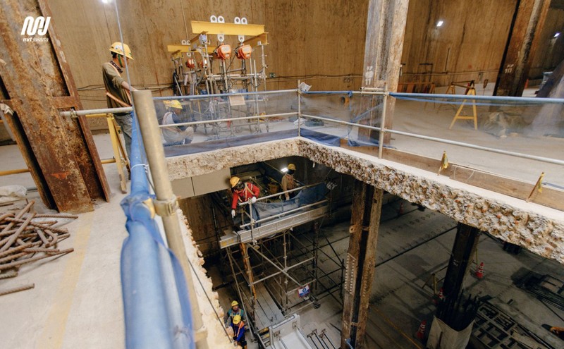 PT MRT Jakarta (Perseroda) kembali menyelesaikan pembangunan terowongan kedua yang menghubungkan kedua stasiun tersebut pada akhir September 2025 dengan menggunakan TBM 2. Kedua terowongan ini menjadi konstruksi terowongan bertingkat kereta bawah tanah pertama di Indonesia. (MRT Jakarta)