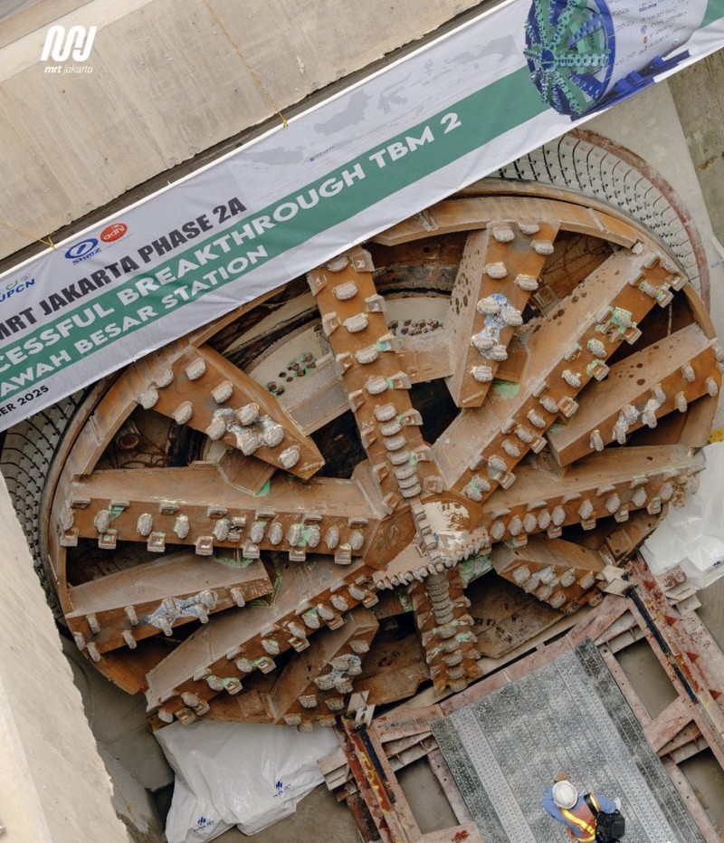 PT MRT Jakarta (Perseroda) kembali menyelesaikan pembangunan terowongan kedua yang menghubungkan kedua stasiun tersebut pada akhir September 2025 dengan menggunakan TBM 2. Kedua terowongan ini menjadi konstruksi terowongan bertingkat kereta bawah tanah pertama di Indonesia. (MRT Jakarta) PT MRT Jakarta (Perseroda) kembali menyelesaikan pembangunan terowongan kedua yang menghubungkan kedua stasiun tersebut pada akhir September 2025 dengan menggunakan TBM 2. Kedua terowongan ini menjadi konstruksi terowongan bertingkat kereta bawah tanah pertama di Indonesia. (MRT Jakarta)