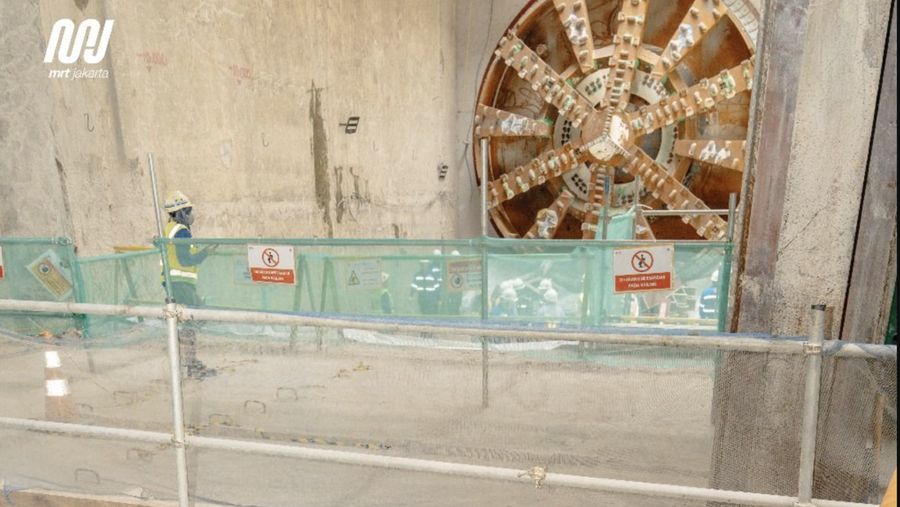 PT MRT Jakarta (Perseroda) kembali menyelesaikan pembangunan terowongan kedua yang menghubungkan kedua stasiun tersebut pada akhir September 2025 dengan menggunakan TBM 2. Kedua terowongan ini menjadi konstruksi terowongan bertingkat kereta bawah tanah pertama di Indonesia. (MRT Jakarta)