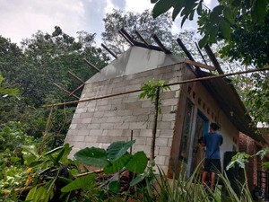 Diterjang Angin Kencang, Dua Rumah di Karangkamulyan Ciamis Rusak