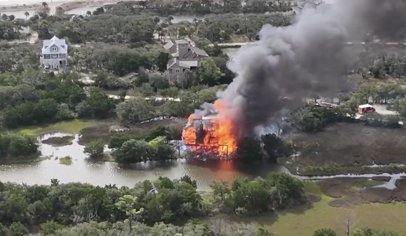 Pemandangan menunjukkan rumah Hakim Carolina Selatan Diane Goodstein di Pantai Edisto terbakar, Carolina Selatan, AS, 4 Oktober 2025, dalam gambar diam yang diperoleh dari video media sosial. Pemandangan menunjukkan rumah Hakim Carolina Selatan Diane Goodstein di Pantai Edisto terbakar, Carolina Selatan, AS, 4 Oktober 2025, dalam gambar diam yang diperoleh dari video media sosial. (Robby Borden/TMX/via REUTERS)