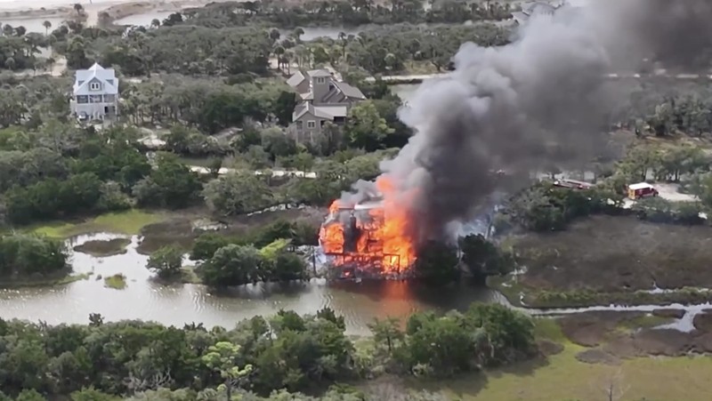 Pemandangan menunjukkan rumah Hakim Carolina Selatan Diane Goodstein di Pantai Edisto terbakar, Carolina Selatan, AS, 4 Oktober 2025, dalam gambar diam yang diperoleh dari video media sosial. (Robby Borden/TMX/via REUTERS)
