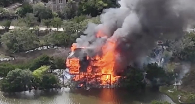 Pemandangan menunjukkan rumah Hakim Carolina Selatan Diane Goodstein di Pantai Edisto terbakar, Carolina Selatan, AS, 4 Oktober 2025, dalam gambar diam yang diperoleh dari video media sosial. (Robby Borden/TMX/via REUTERS)