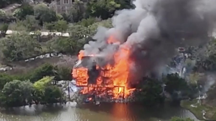 Pemandangan menunjukkan rumah Hakim Carolina Selatan Diane Goodstein di Pantai Edisto terbakar, Carolina Selatan, AS, 4 Oktober 2025, dalam gambar diam yang diperoleh dari video media sosial. (Robby Borden/TMX/via REUTERS)