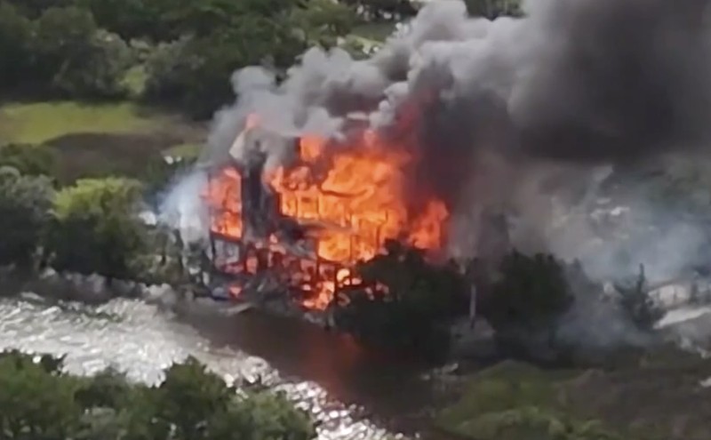 Pemandangan menunjukkan rumah Hakim Carolina Selatan Diane Goodstein di Pantai Edisto terbakar, Carolina Selatan, AS, 4 Oktober 2025, dalam gambar diam yang diperoleh dari video media sosial. (Robby Borden/TMX/via REUTERS)