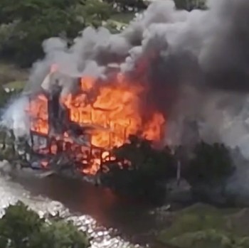 Potret Api Berkobar Habisi Rumah Hakim Usai Diancam Dibunuh