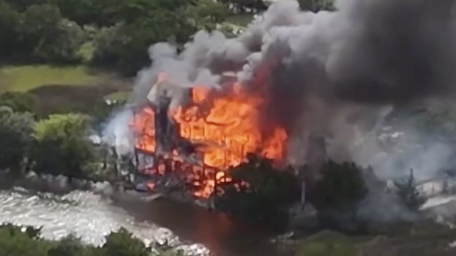 Pemandangan menunjukkan rumah Hakim Carolina Selatan Diane Goodstein di Pantai Edisto terbakar, Carolina Selatan, AS, 4 Oktober 2025, dalam gambar diam yang diperoleh dari video media sosial. (Robby Borden/TMX/via REUTERS)
