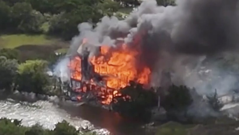 Pemandangan menunjukkan rumah Hakim Carolina Selatan Diane Goodstein di Pantai Edisto terbakar, Carolina Selatan, AS, 4 Oktober 2025, dalam gambar diam yang diperoleh dari video media sosial. (Robby Borden/TMX/via REUTERS)