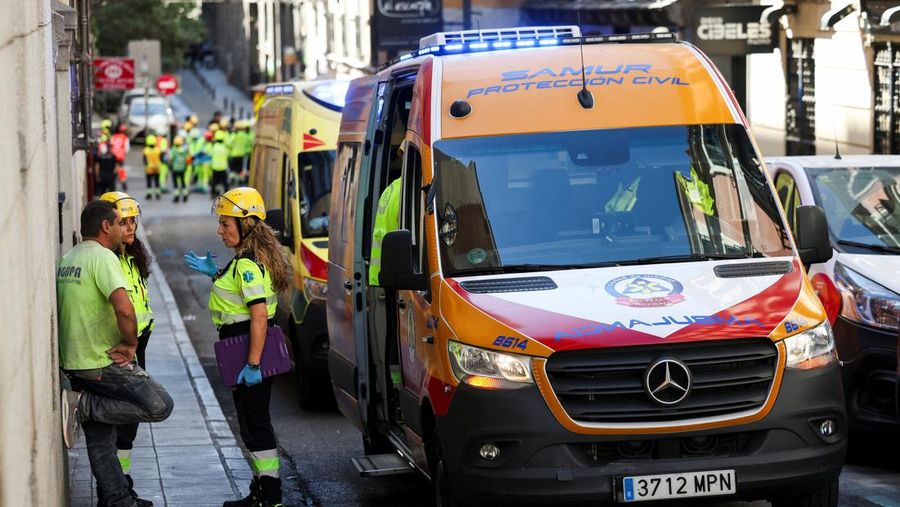 Petugas tanggap darurat bekerja di lokasi runtuhnya bangunan di pusat kota Madrid, Spanyol, 7 Oktober 2025. REUTERS/Juan Medina
