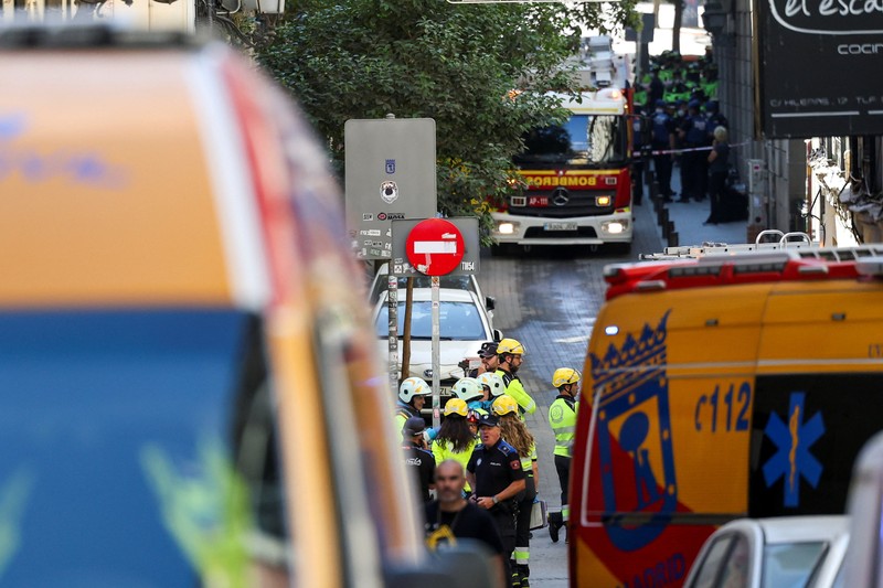 Petugas tanggap darurat bekerja di lokasi runtuhnya bangunan di pusat kota Madrid, Spanyol, 7 Oktober 2025. REUTERS/Juan Medina