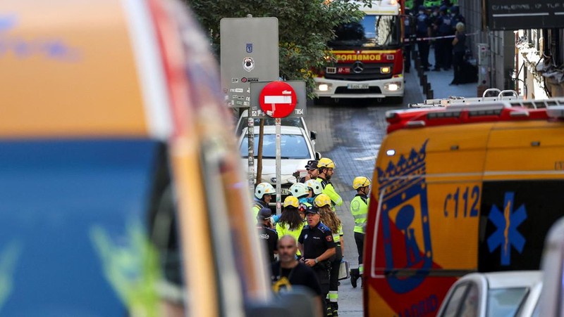 Petugas tanggap darurat bekerja di lokasi runtuhnya bangunan di pusat kota Madrid, Spanyol, 7 Oktober 2025. REUTERS/Juan Medina