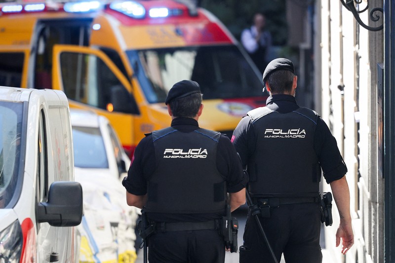 Petugas tanggap darurat bekerja di lokasi runtuhnya bangunan di pusat kota Madrid, Spanyol, 7 Oktober 2025. REUTERS/Juan Medina