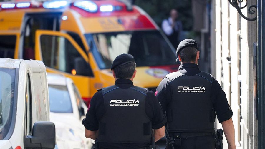 Petugas tanggap darurat bekerja di lokasi runtuhnya bangunan di pusat kota Madrid, Spanyol, 7 Oktober 2025. REUTERS/Juan Medina