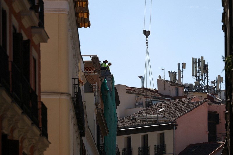 Petugas tanggap darurat bekerja di lokasi runtuhnya bangunan di pusat kota Madrid, Spanyol, 7 Oktober 2025. REUTERS/Juan Medina