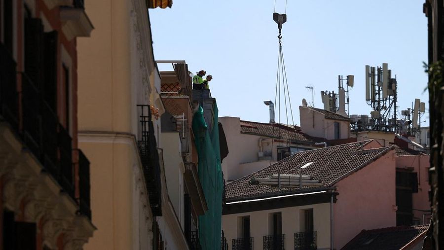 Petugas tanggap darurat bekerja di lokasi runtuhnya bangunan di pusat kota Madrid, Spanyol, 7 Oktober 2025. REUTERS/Juan Medina