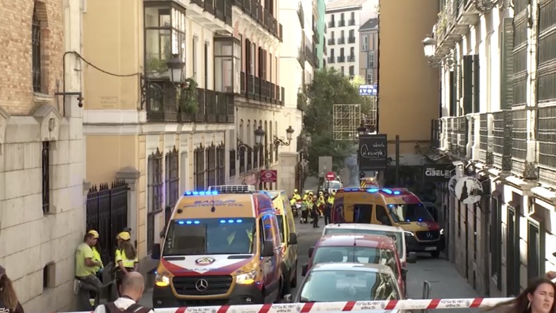 SPAIN-ACCIDENT/ Petugas tanggap darurat bekerja di lokasi runtuhnya bangunan di pusat kota Madrid, Spanyol, 7 Oktober 2025. REUTERS/Juan Medina