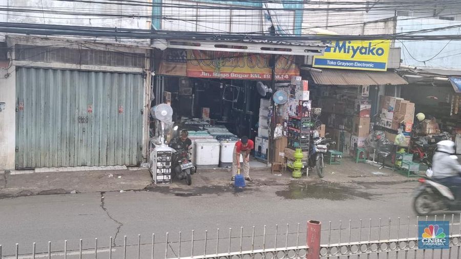 Surga barang elektronik di Kramat Jati sepi ditinggal kabur pembeli. (CNBC Indonesia/Chandra Dwi Pranata)