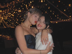 Video: Kala Taylor Swift Terpukau Lihat Selena Gomez Pakai Gaun Pengantin
