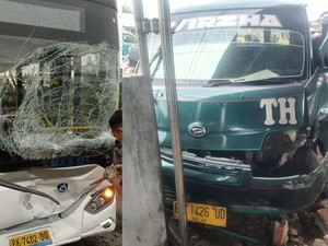 Angkot Vs Bus Listrik Kecelakaan di Belawan, 2 Kendaraan Ringsek